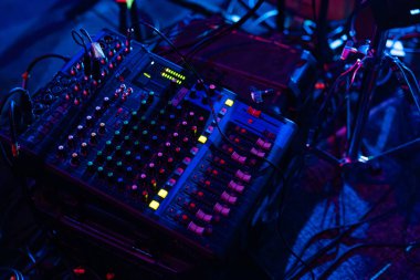 Lviv, Ukrayna - 23 Şubat 2026: Bağlı Kablolar ve Sahne Göstergeleri ile Sıkışık Analog Ses Karıştırıcı