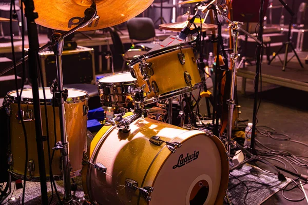Lviv, Ukrayna - 23 Şubat 2026: Profesyonel Ludwig USA Drum Kit ve Altın Parıltı Bitiş Sahnesi