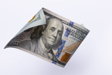 Tek 100 ABD Doları Işık Arkaplanı Üzerinde Uçuyor