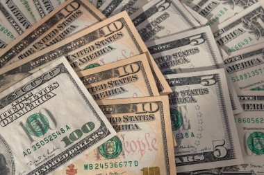 100, 10 ve 5 Dolarlık Amerikan Para Birimi Katmanı