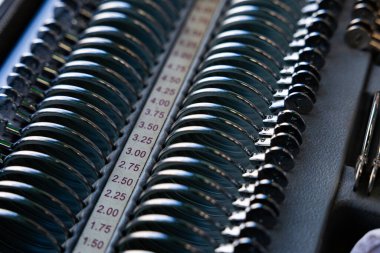 Diopter İşaretli Profesyonel Optik Deneme Merceklerinin Makro Yakın Çekimi