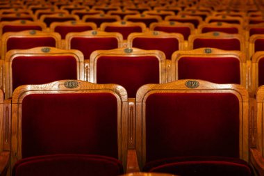 Tahta çerçeveli Kırmızı Kadife Tiyatro Koltuklarının yakın çekimi
