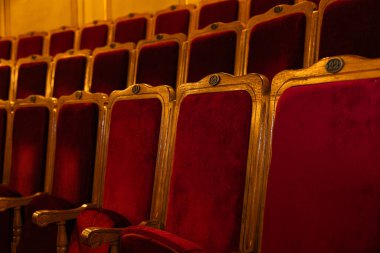 Tahta çerçeveli Kırmızı Kadife Tiyatro Koltuklarının yakın çekimi