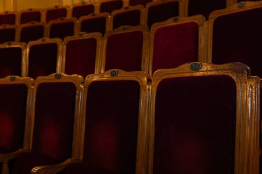 Tahta çerçeveli Kırmızı Kadife Tiyatro Koltuklarının yakın çekimi