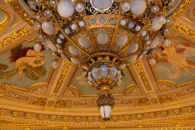 Lviv, Ukrayna - 3 Mart 2026: Lviv Operasının Tavanı Alegorik Resimler ve Altın Avize