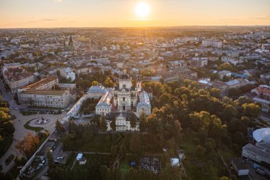 Lviv 'deki St. George Katedrali Sunset Altın Saat Hava Görüntüsü