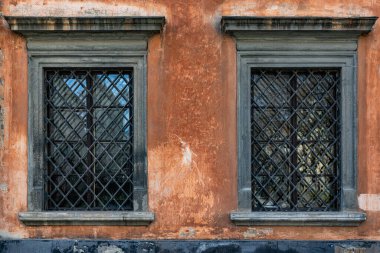 İki Izgaralı Pencere ve Taş Çerçeveli Eski Terracotta Duvarı