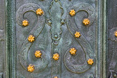 Süslemeli Metal Kapı Ayrıntıları Sahte Parşömenler ve Altın Çiçeklerle