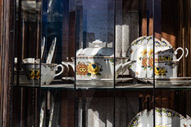 Klasik Çiçek Porseleni Çayı Flütlü Cam Vitrin Arkasında