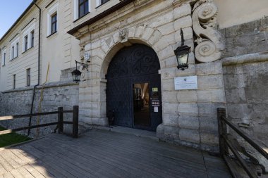 Zolochiv, Ukrayna - 27 Eylül 2025: Tahta Asma Köprü ve Zolochiv Kalesinin Ana Giriş Kapısı