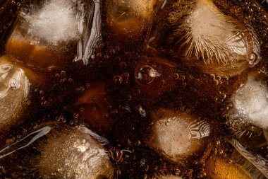 Buzlu ve köpüklü Cola İçeceğinin Makro Üst Görünümü