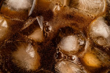 Buzlu ve köpüklü Cola İçeceğinin Makro Üst Görünümü