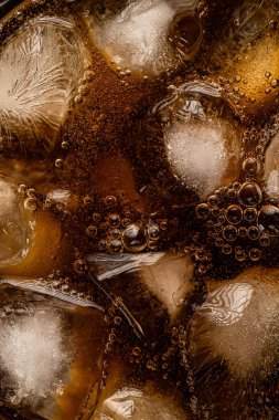 Buzlu ve köpüklü Cola İçeceğinin Makro Üst Görünümü