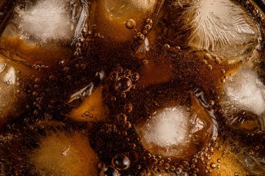 Buzlu ve köpüklü Cola İçeceğinin Makro Üst Görünümü