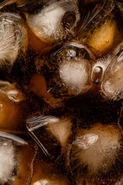 Buzlu ve köpüklü Cola İçeceğinin Makro Üst Görünümü