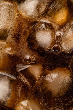 Buzlu ve köpüklü Cola İçeceğinin Makro Üst Görünümü