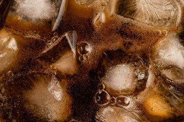 Buzlu ve köpüklü Cola İçeceğinin Makro Üst Görünümü