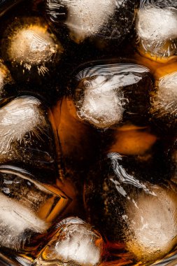 Buzlu ve köpüklü Cola İçeceğinin Makro Üst Görünümü