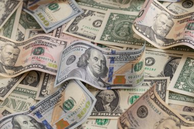 Dağıtılmış ABD Doları Banknotları Arkaplanda Yüz Dolarlık Tasarıya Odaklanma