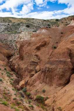 Altai dağlarında Mars 'a benzer renkli topraklara sahip alışılmadık bir doğal bölge. Altai 'nin doğal cazibesi. Rusya 'daki popüler turizm rotaları.
