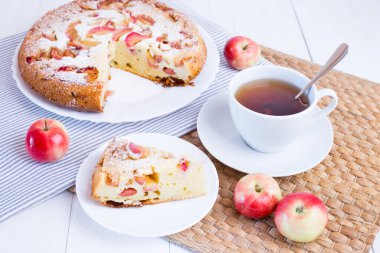 Ev yapımı elmalı turta. Charlotte 'la Lezzetli Kahvaltı ve Çay.