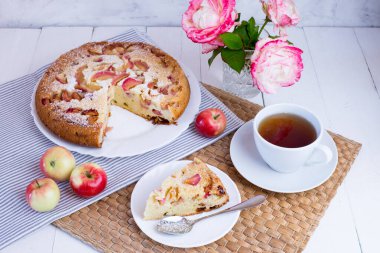 Ev yapımı elmalı turta. Charlotte 'la Lezzetli Kahvaltı ve Çay.