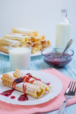 Süt ve reçelli ev yapımı waffle ruloları. Kahvaltı için ev yapımı kekler..