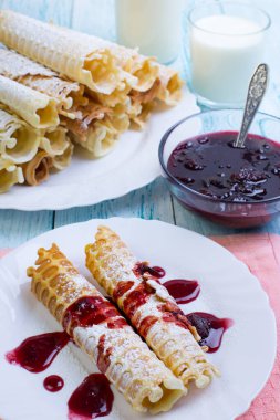 Süt ve reçelli ev yapımı waffle ruloları. Kahvaltı için ev yapımı kekler..