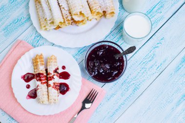 Süt ve reçelli ev yapımı waffle ruloları. Kahvaltı için ev yapımı kekler. Yukarıdan görünüşü.