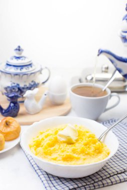 Lezzetli ve sağlıklı mısır lapası ve fırında elmayla kahvaltı..