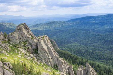 Dağlarda alışılmadık kayalar var. Mountain Kolyvan 'ın doğası. Sinyukha Dağı. Altai Bölgesi, Sibirya, Rusya.