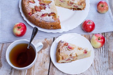 Ev yapımı elmalı turta. Charlotte 'la Lezzetli Kahvaltı ve Çay.