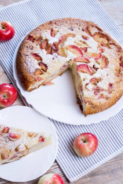 Ev yapımı elmalı turta. Charlotte 'la Lezzetli Kahvaltı ve Çay.