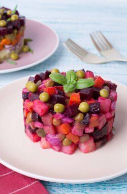 Pancar salatası, havuç, patates, soğan ve taze bezelye. Geleneksel Rus pancar salatası. Vejetaryen sebze salatası..
