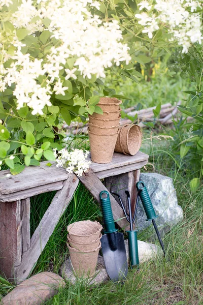 Masih Hidup Dengan Alat Kebun Latar Belakang Rumput Hijau Konsep — Stok Foto