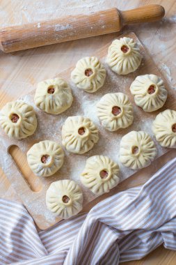 Ev yapımı çiğ manta vatozları ve tahtanın üzerinde kıyma. Geleneksel et yemeği..