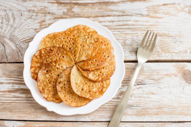 Pirinç, mısır ve karabuğday unundan yapılan ev yapımı glütensiz krepler..