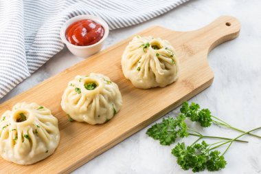 Geleneksel doğu yemekleri, etli manti. Doğu mutfağı kavramı..