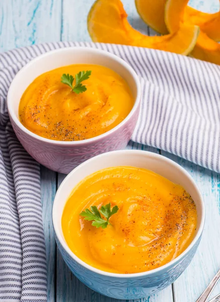 Traditional autumn pumpkin soup-puree on a blue background. — Stock Photo, Image
