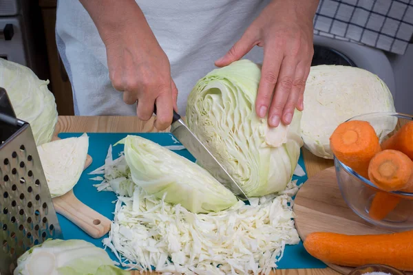 Σταδιακή διαδικασία συγκομιδής ξινολάχανου. Φθινοπωρινή πίκλα λάχανο. Η έννοια των τροφίμων από ζυμωμένα κονσερβοποιημένα λαχανικά. — Φωτογραφία Αρχείου