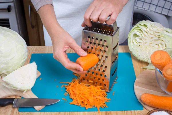 Schritt für Schritt wird Sauerkraut geerntet. Herbstliches Beizen von Kohl. Das Konzept der Lebensmittel aus fermentierten Gemüsekonserven. Stockbild