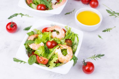 Bitki ve domatesli lezzetli ve sağlıklı karides salatası. Kilo kaybı için beslenme. Taze deniz ürünleri pişirme tarifi. Akdeniz mutfağı. Üst görünüm.