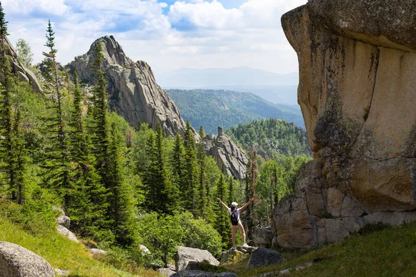 Ungewöhnliche Felsen in den Bergen. Natur des Berges Kolyvan. Berg Sinjuka. Altai, Sibirien, Russland. lizenzfreie Stockbilder