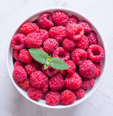 Yuvarlak tabakta taze ahududu.