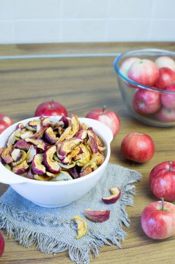 Elektrikli kurutucuda kurutulmuş elma hasadı..