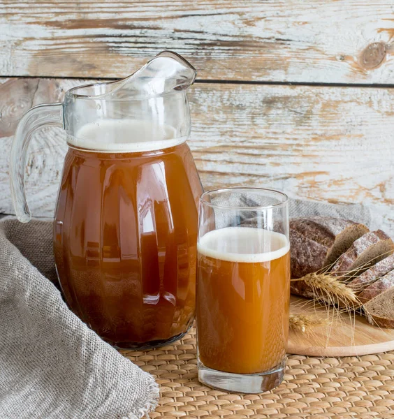 Een Kan Een Glas Zelfgemaakte Broodkvass Zomerkoolzuurhoudende Frisdrank Traditionele Koude — Stockfoto