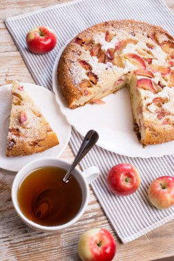 Ev yapımı elmalı turta. Charlotte 'la Lezzetli Kahvaltı ve Çay Manzarası.