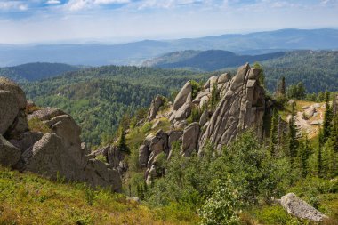 Dağlarda alışılmadık kayalar var. Kolyvan Dağı 'nın doğası. Sinyukha Dağı. Altai Krai, Sibirya, Rusya. Doğa rezervi.