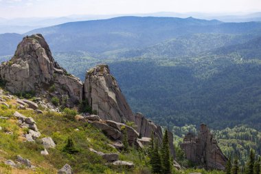 Dağlarda alışılmadık kayalar var. Kolyvan Dağı 'nın doğası. Sinyukha Dağı. Altai Krai, Sibirya, Rusya. Doğa rezervi.