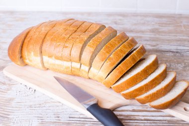 Köy tarzında dilimlenmiş beyaz ekmek..